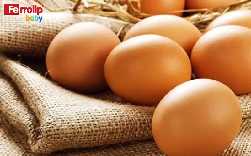 trứng gà là thực phẩm bổ sung sắt cho trẻ ăn dặm
