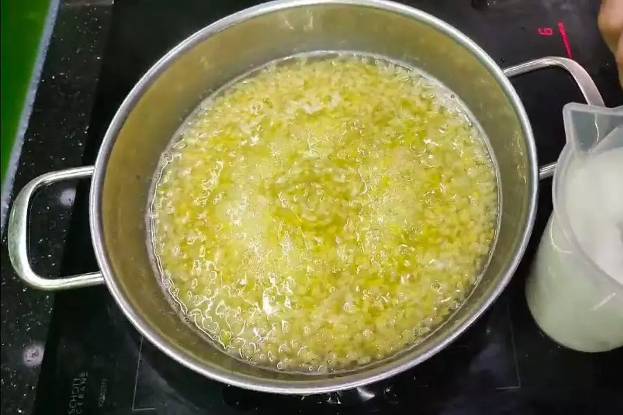 Sau khi sơ chế, đem đậu xanh và hạt sen đi hấp cho chín mềm.