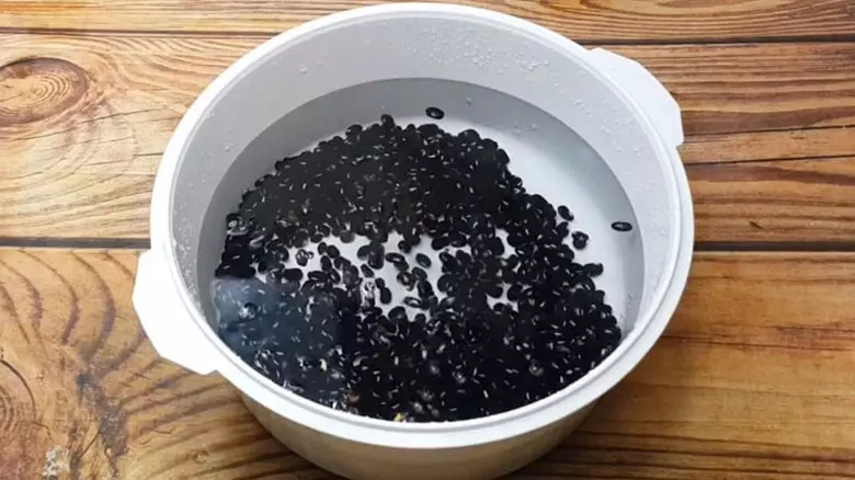 Cách nấu chè đậu đen bột lọc: Ngâm đậu đen