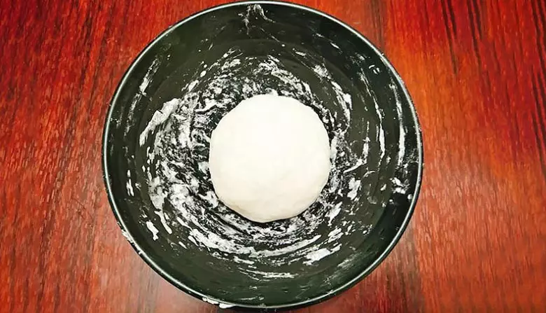 Cách nấu chè đậu đen bột lọc: Nhào bột
