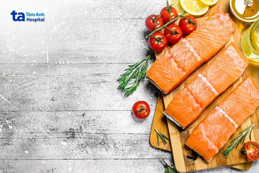 Các loại cá béo như cá hồi cung cấp nhiều axit béo omega-3 DHA tốt cho sự phát triển trí não của bé.