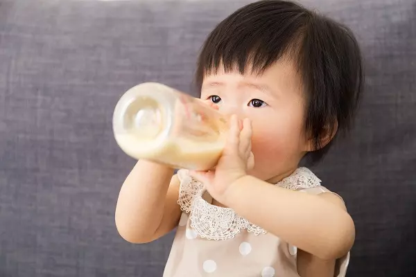 Bé 1 tuổi uống sữa Meiji số 9