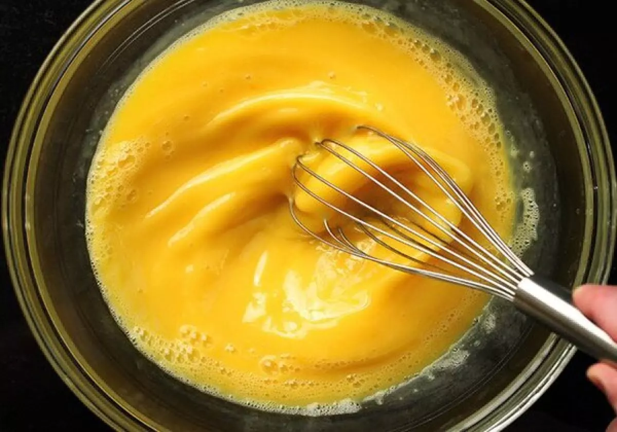 Ăn trứng gà mật ong giúp gương mặt của bạn sáng mịn, bầu bĩnh hơn