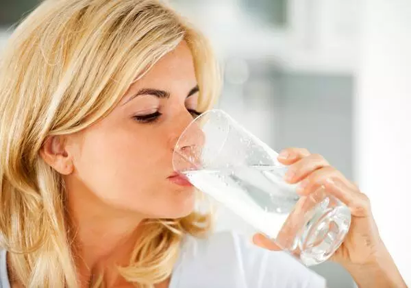 Uống đủ nước mỗi ngày giúp da mặt sáng đẹp, căng mịn hơn