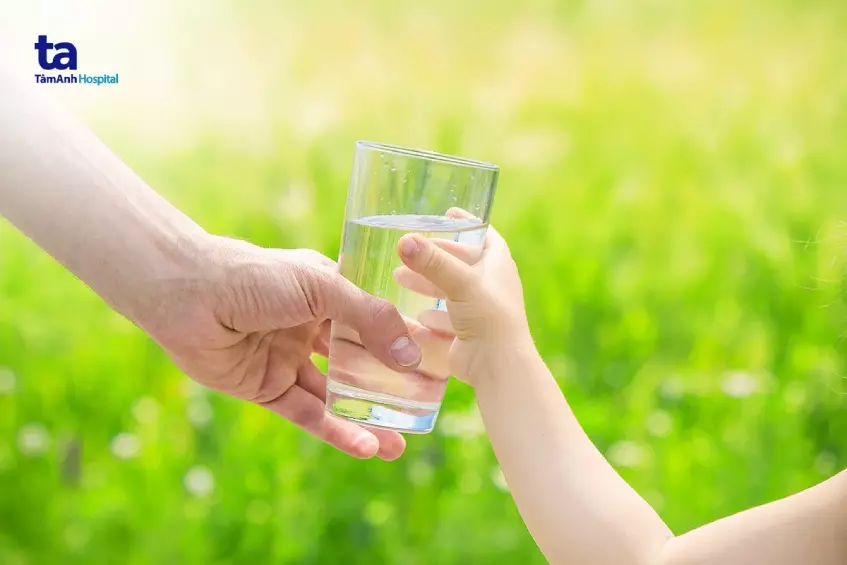 Trẻ nên uống khoảng 1,5 - 2 lít nước mỗi ngày