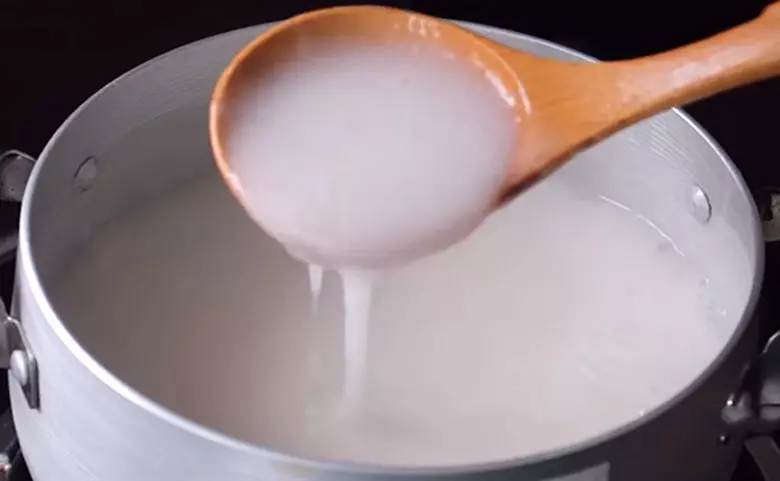 Cách làm chè chuối nướng: Nấu nước cốt dừa