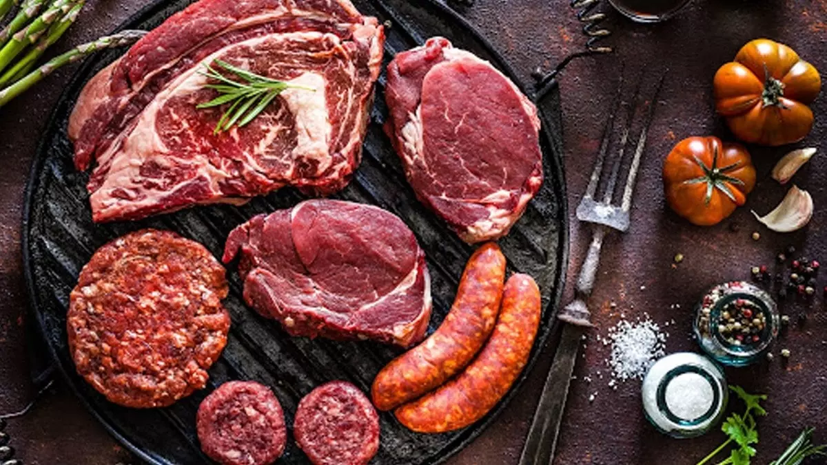 Các loại thịt nạc đỏ như thịt bò, thịt heo, thịt cừu... là những thực phẩm giàu sắt tốt cho bé nhỏ