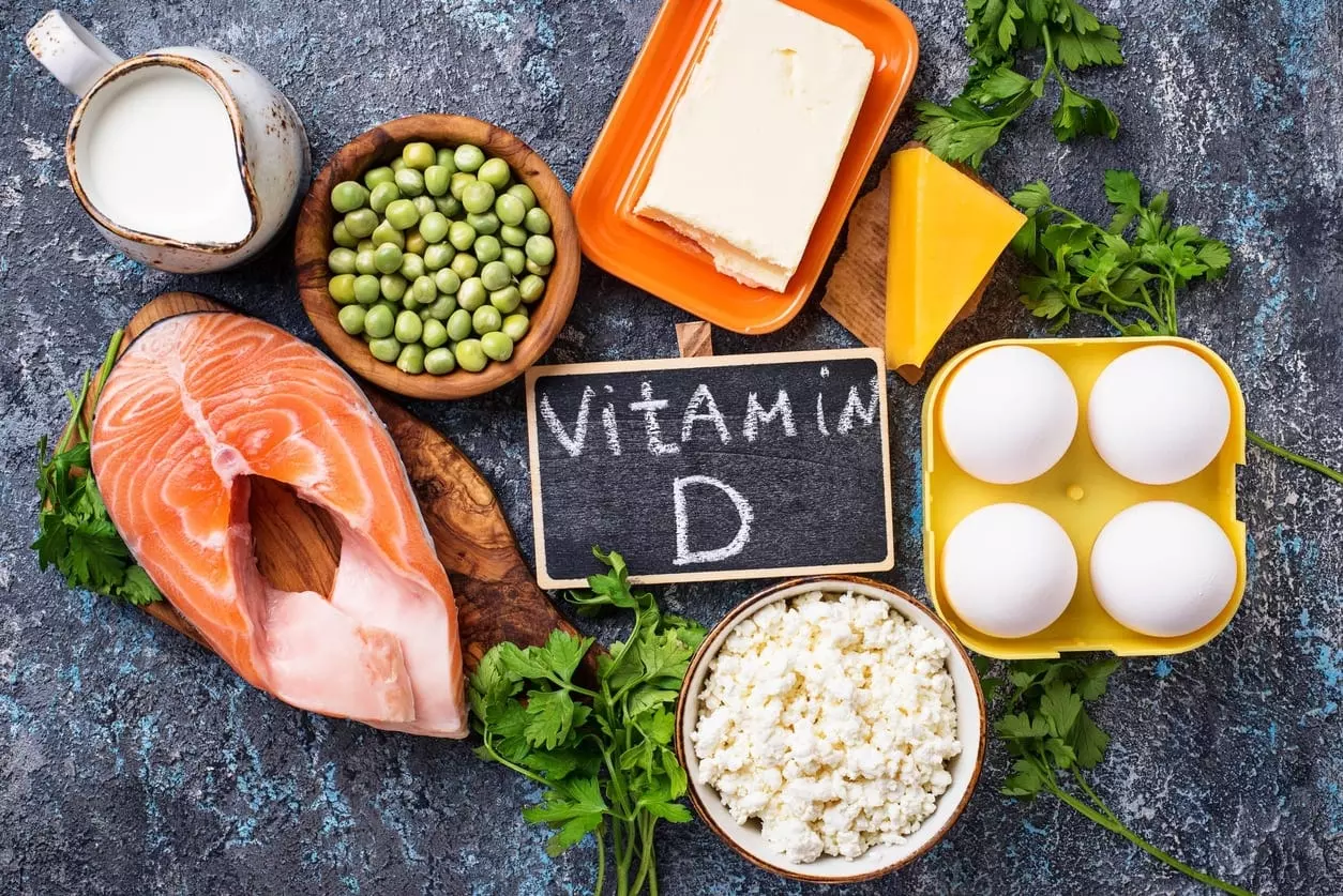 Trứng, cá béo, các loại hạt... là những thực phẩm chứa vitamin D