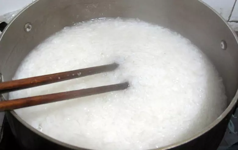Cách nấu chè khoai môn nếp: Nấu gạo nếp