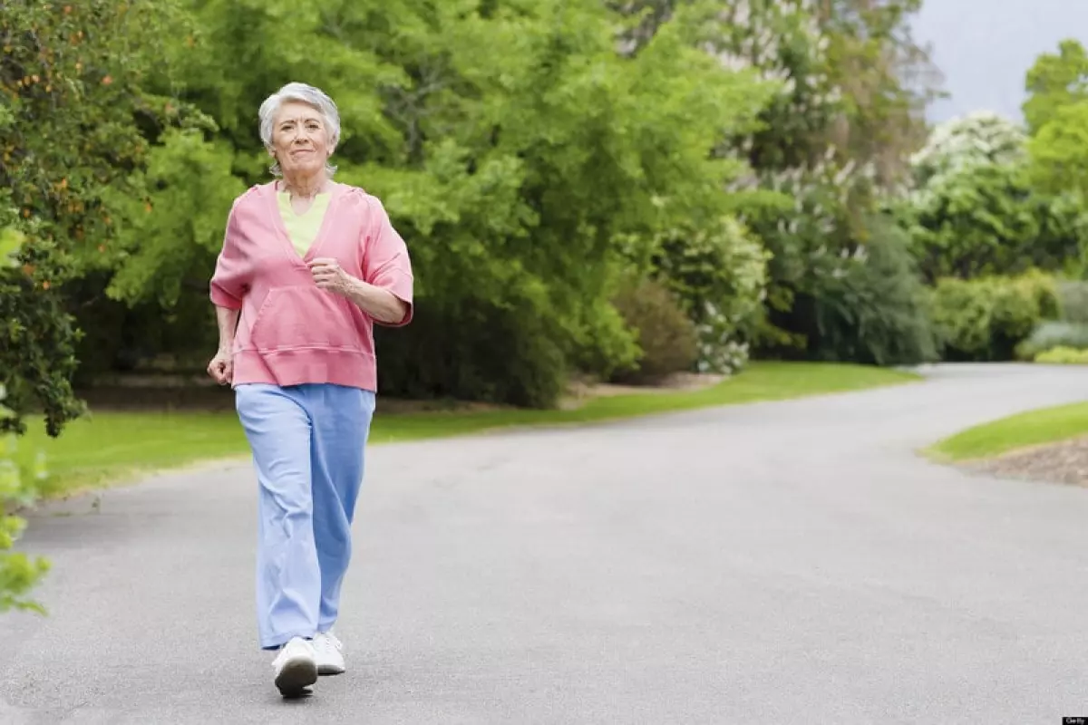 Bài tập thể dục cho người già chính là đi bộ nhanh