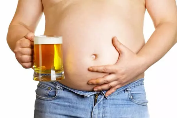 Uống nhiều bia rượu là nguyên nhân gây mỡ bụng