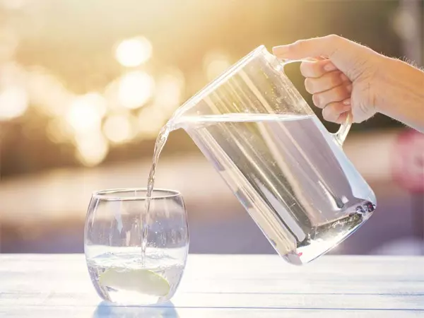 Uống đủ nước giúp giảm cân hiệu quả