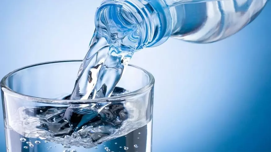 Uống đủ nước giúp giảm cảm giác thèm ăn