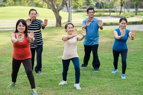 Tập thể dục sẽ giúp người già khỏe mạnh, vui vẻ hơn