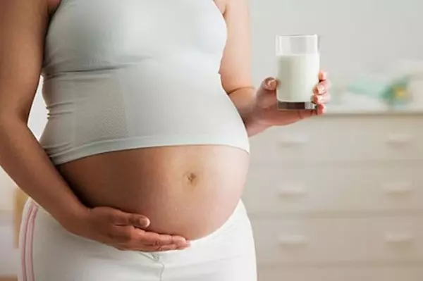 Mẹ bầu uống sữa Morinaga để bổ sung thành phần canxi
