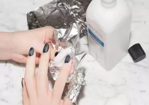 Dùng dũa móng tay cũng là cách giúp tẩy sạch sơn móng tay gel
