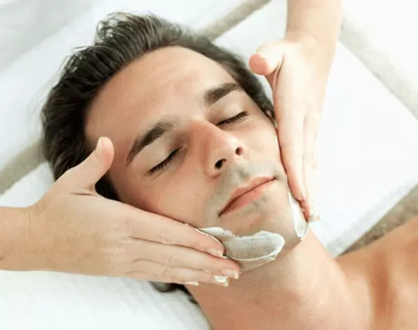 Nên massage mỗi ngày trước khi đi ngủ để đạt hiệu quả giảm béo mặt cho nam tốt hơn