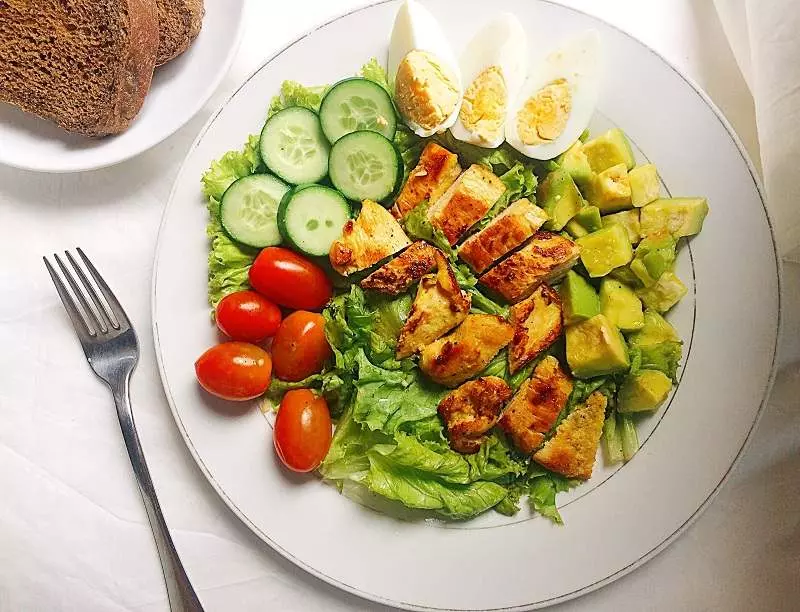 Salad ức gà và trứng
