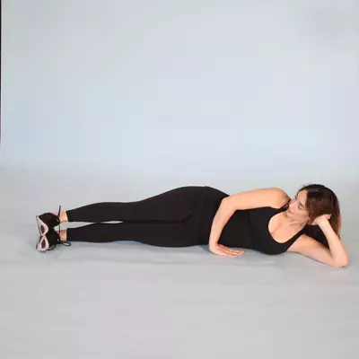 Động tác tập bụng nâng hông nghiêng