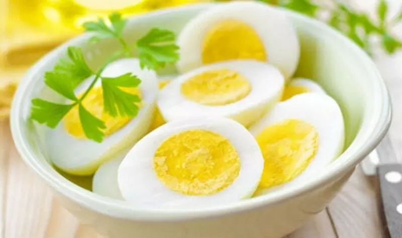 Trứng luộc dầm nước tương hoặc ăn trực tiếp đều ngon