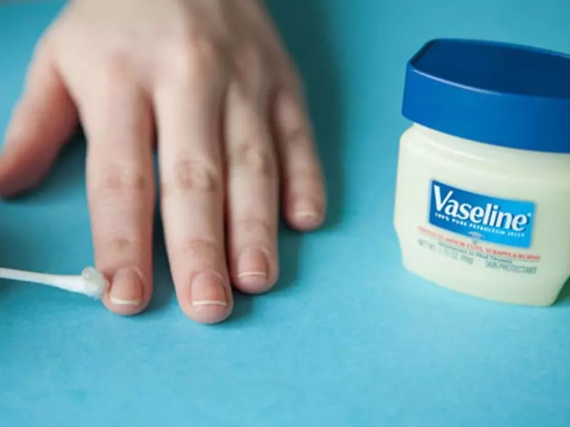 Cách dưỡng móng tay bằng Vaseline