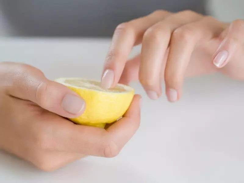 Cách dưỡng móng tay bằng chanh