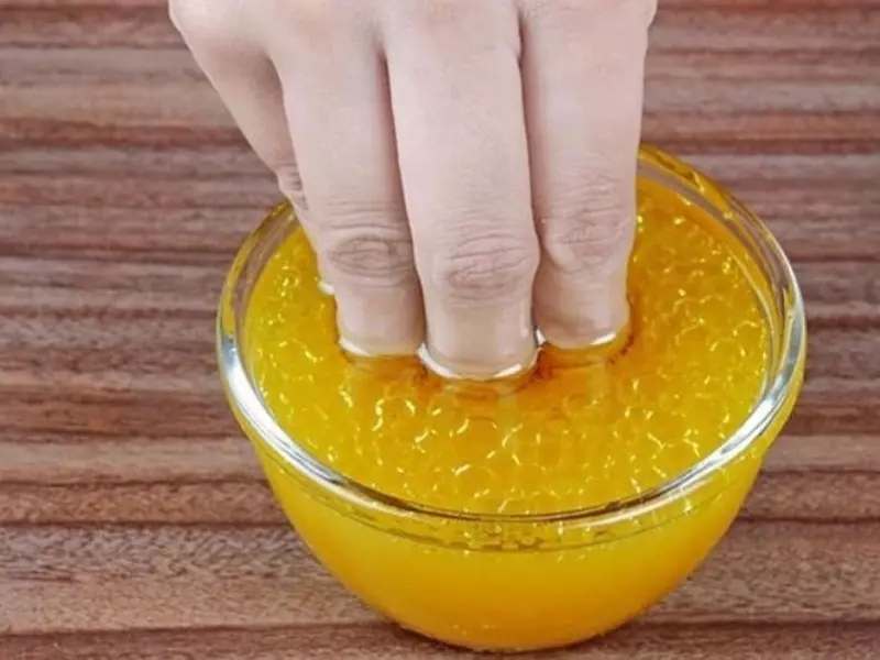 Ngâm móng tay trong nước cam
