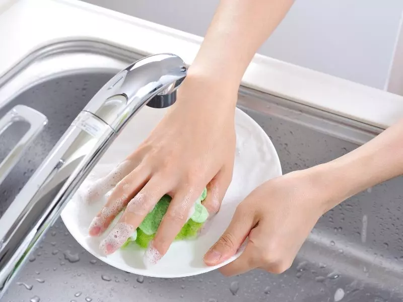 Móng tay tiếp xúc với chất tẩy rửa