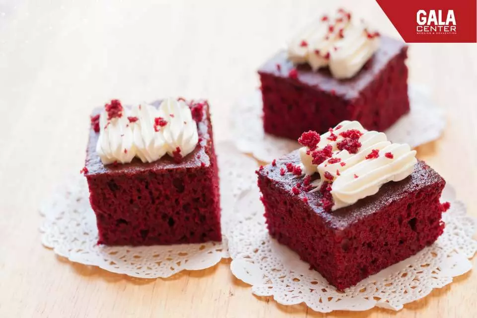 Sự hấp dẫn của sắc đỏ và chút mềm mịn từ bánh Red Velvet
