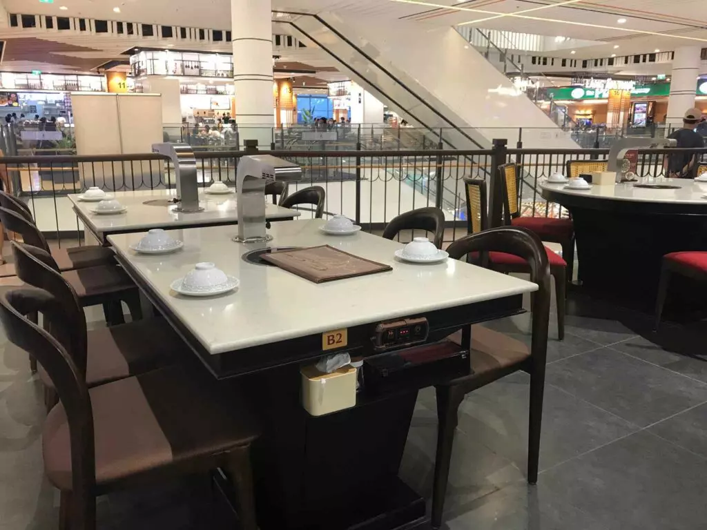Clean and modern tables at Chả cá Hàng Sơn Aeon Mall Long Bien