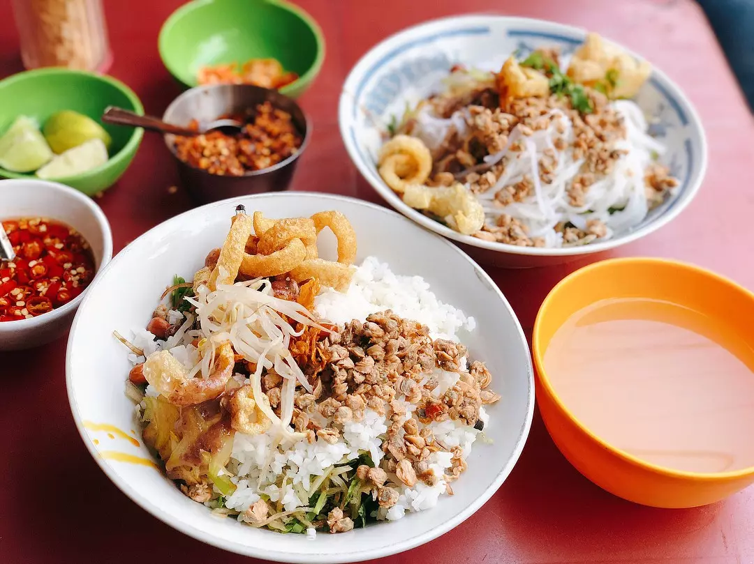 Vô vàn quán ăn vặt ngon ở Sài Gòn tại chợ Xóm Chiếu