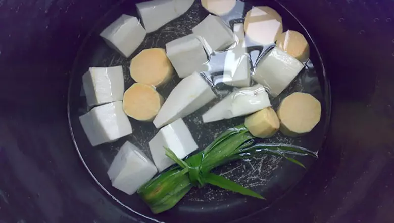 Cách nấu chè khoai lang bột báng: Sơ chế khoai