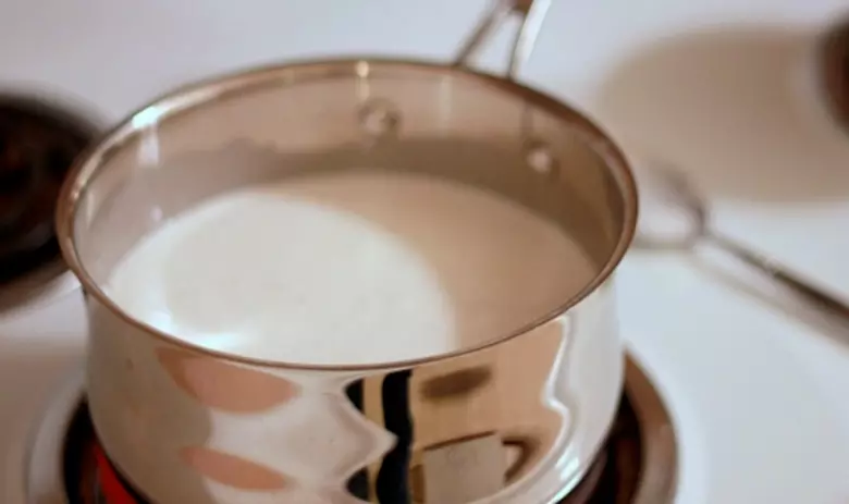 Cách nấu chè khoai lang dẻo: Nấu nước cốt dừa