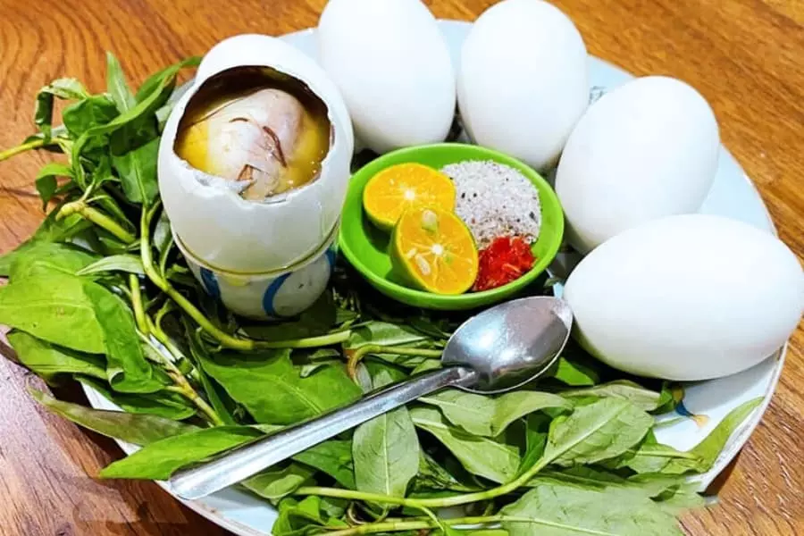 Mẹ và bé sẽ gặp phải ảnh hưởng xấu đến sức khỏe nếu ăn quá nhiều trứng vịt lộn trong thai kỳ