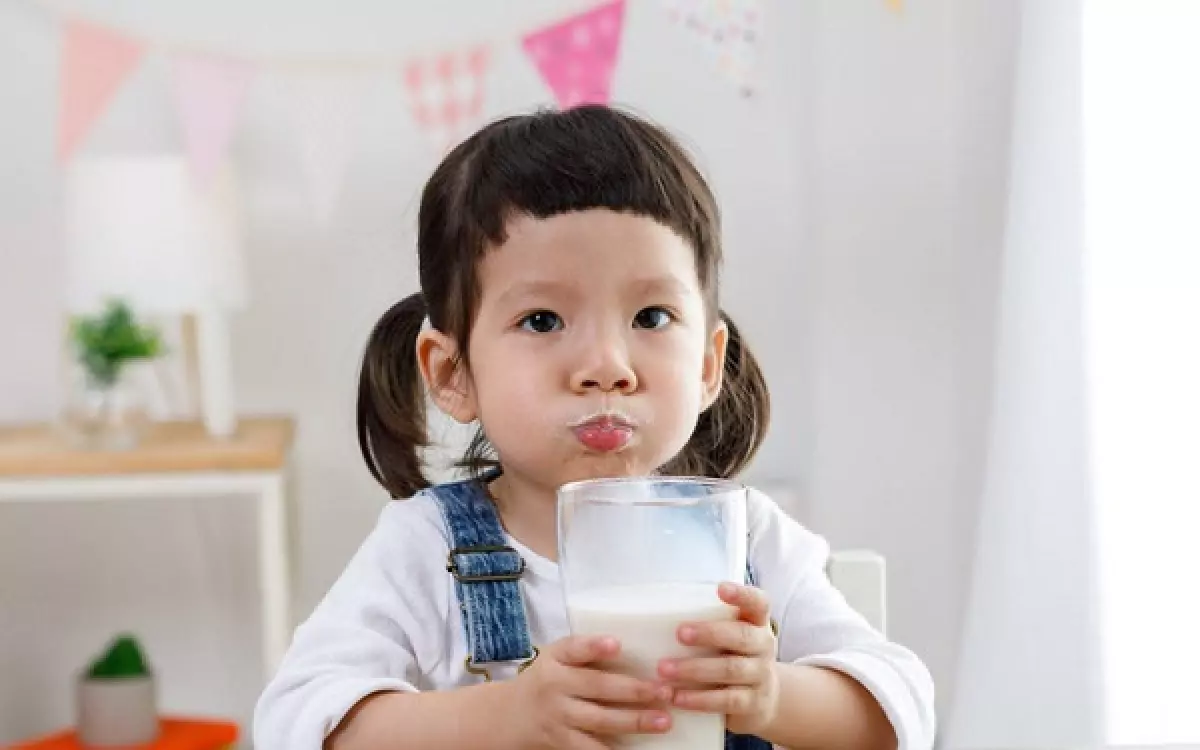 Trẻ nên uống sữa tươi lúc nào?