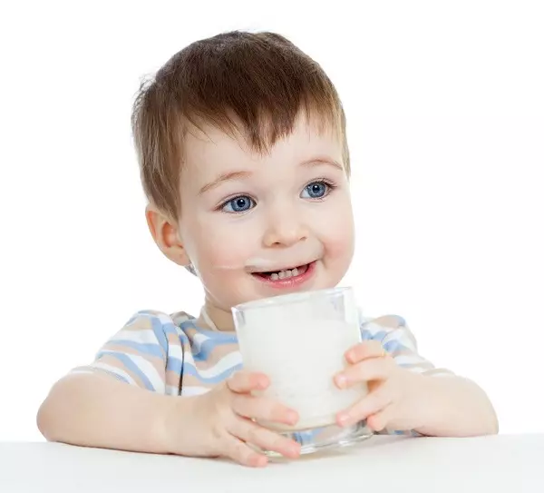 Trẻ nên uống bao nhiêu sữa một ngày?