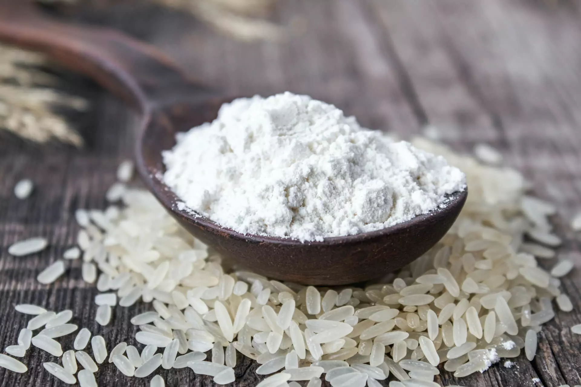 Bột gạo tẻ có màu trắng đục khác với màu trắng tinh của bột gạo lọc