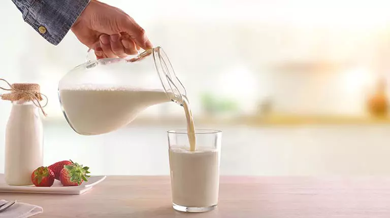 Một trong những cách đơn giản để bạn cải thiện được giấc ngủ của đó chính là uống sữa ấm vào mỗi buổi tối.