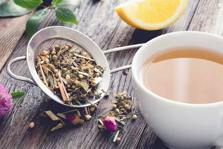 Sử dụng trà cam thảo vào những buổi tối sẽ giúp bạn giải tỏa được căng thẳng, thư giãn não bộ