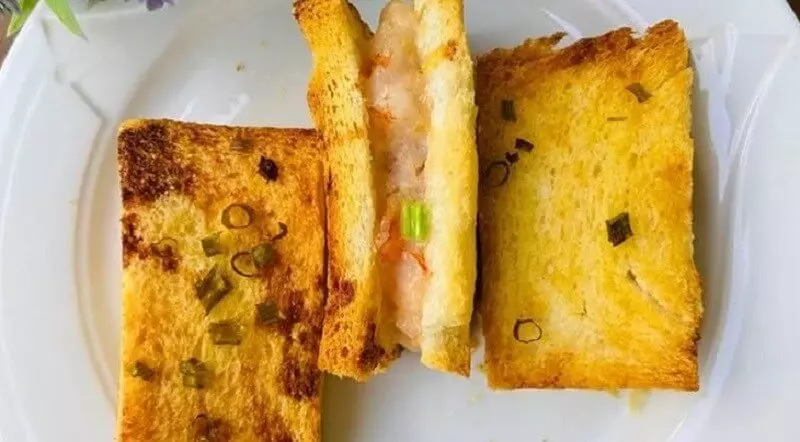 Bánh mì sandwich kẹp tôm nướng ngon trọn vị