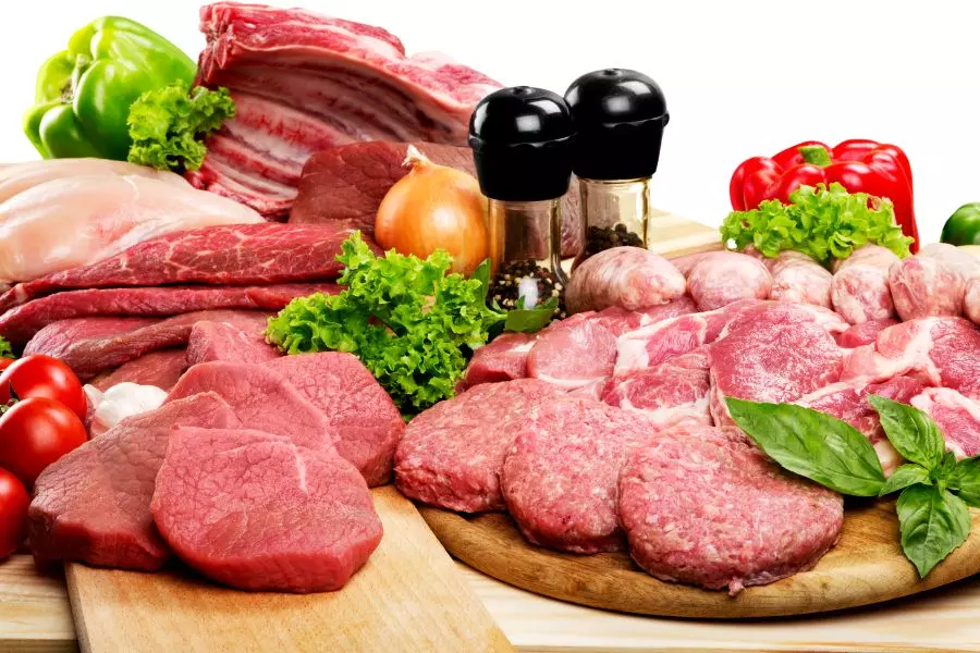 Thịt gà, thịt bò chứa nhiều protein giúp bổ sung năng lượng cần thiết cho cơ thể