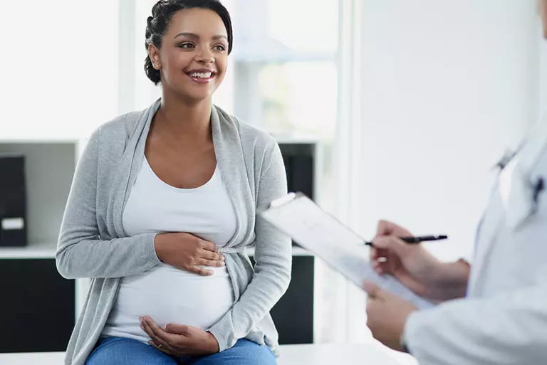 Các mẹ nên đi thăm khám bác sĩ thường xuyên để thai nhi có thể phát triển tốt nhất