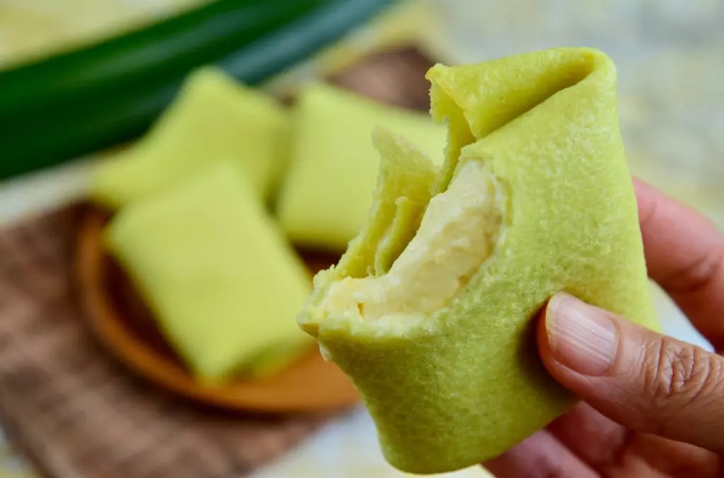 Thử ngay công thức cách làm bánh crepe từ sầu riêng và lá dừa siêu dễ nhưng cực lạ miệng