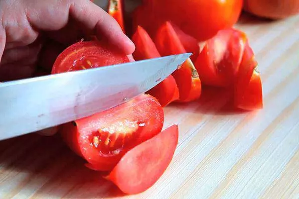Dùng dao cắt xà lách khúc ngắn khoảng 2 đốt ngón tay cho dễ ăn.
