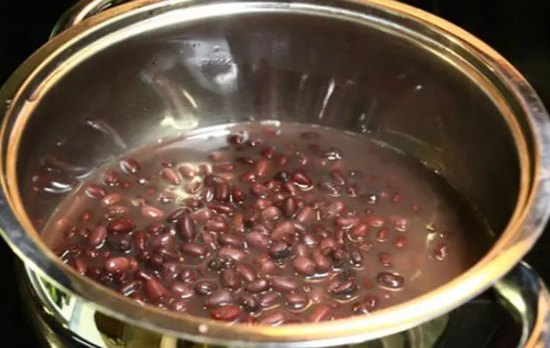Cách nấu chè bí đỏ đậu đen: Nấu đậu đen