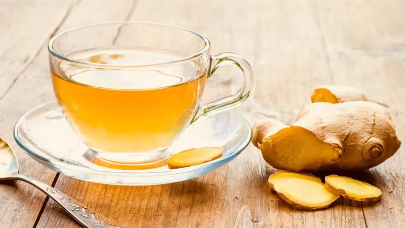 Dùng một ly trà gừng ấm để giúp cơ thể thoải mái hơn