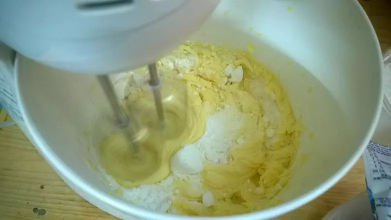 Trộn bột làm bánh gato - Cách làm bánh với nồi chiên không dầu