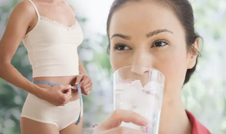 Tăng lượng nước nạp vào cơ thể hằng ngày giúp giảm cân