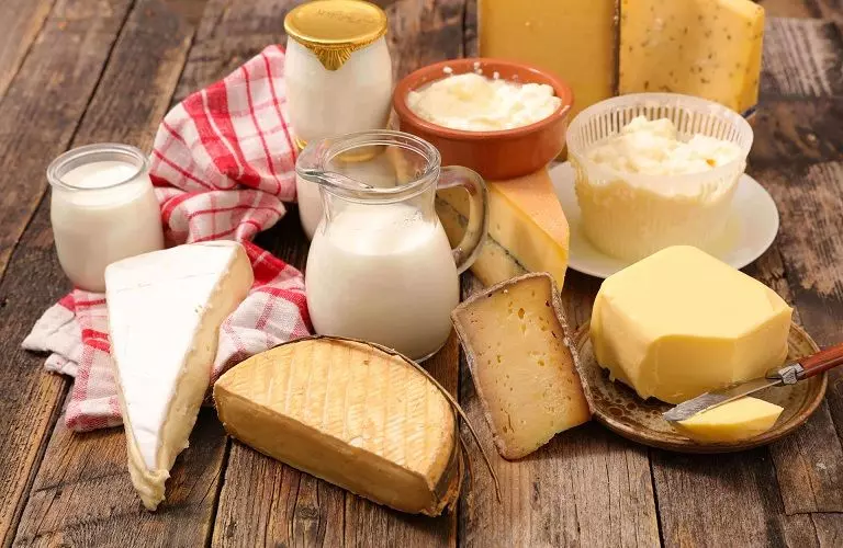 Sữa và các sản phẩm từ sữa như pho mát, sữa chưa, bơ, phô mai,..
