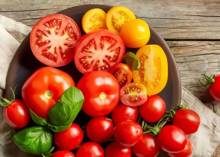 Cà chua và dâu tây có nguồn Vitamin C cao cần thiết cho mắt